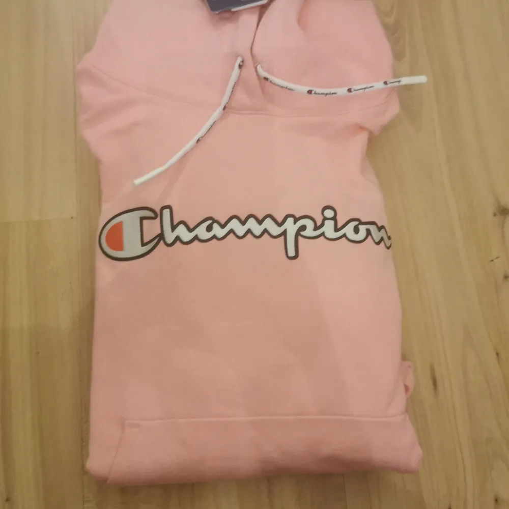 Rosa champion hoodie, Aldrig använd lapp finns tom kvar. Pris kan diskuteras, fri frakt . Tröjor & Koftor.