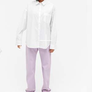Säljer en oanvänd oversized vit skjorta med en bröstficka! Från monki strl s men passar både xs/ m beroende på hur man vill att den ska sitta. På mig som är en xs/s sitter den oversize. Fint skick