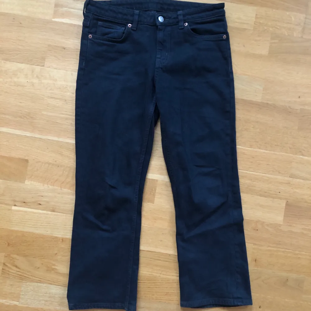 Mörkblå jeans från Weekday i modellen Cut Treble. Lite kortare, lätt utställda ben. Superfin modell! Använda ett fåtal ggr.  Stl W27. 100:- plus frakt (63:-) . Jeans & Byxor.