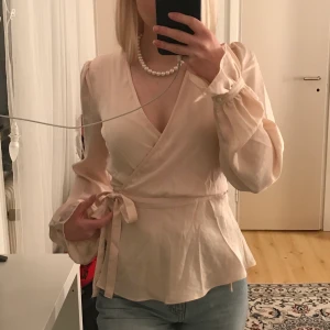 Ljusrosa silkes blus med omlott  - Skön silkes blus! Köpare står för frakten. Pm för intresse🌸