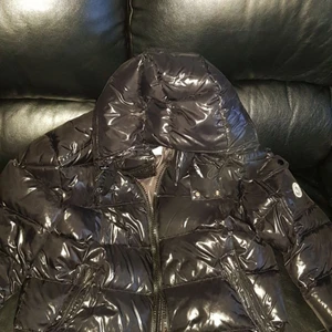 Moncler Maya - Väldigt bra skick, använd en vinter, ej rökare men finns en parfymdoft som säkert går bort i tvätten. Kvittot har jag nog inte kvar längre, möts helst i centrala Sala eller skickas om vi kommer överens om priset. Storlek 2
