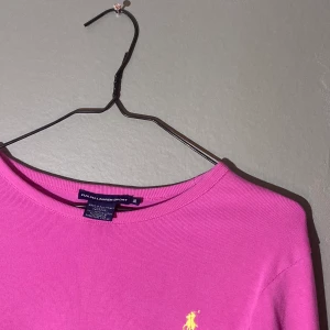 Ralph Lauren Tröja - Långärmad Ralph Lauren tröja   Märkt med storlek XL, men skulle säga att den passar S-L damstorlek beroende på passform   Köpare står för frakt