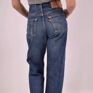 Levis jeans - Byxorna är W30 L34, jag säljer för dom är för korta i benen, prislapp är kvar! Skulle säga att det är en Xs/S, jag är 170 o dom va korta på mig.  Buda i komentarerna😁🥰