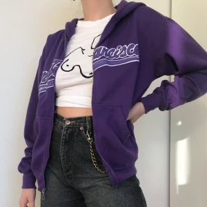 Lila hoodie - Super mysig lila hoodie. Den är väl använd men i vra skick. ❌BUDGIVNING AVSLUTAS 17.00.             Högsta bud: 350kr