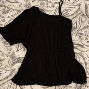 Svart topp  - Tror jag köpt denna på BikBok men kommer inte ihåg, märkeslappen är bortklippt. SUPERfin tröja som jag använt men i extremt bra skick, i princip som ny! Säljer för 59kr. Jag har storlek S och den passar perfekt! Lägg ett bud privat! 