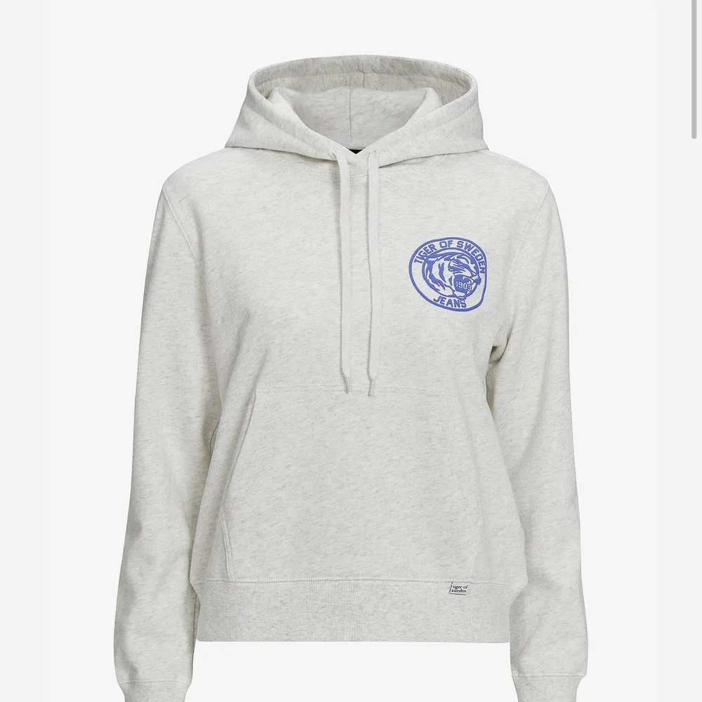 Säljer denna hoodie från tiger of Sweden💜 nypris ca 1500kr. Skriv privat om du är intresserad🤍. Hoodies.