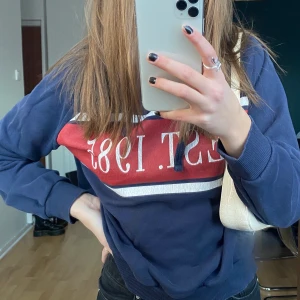 Blåhoodie med tryck - Blå hoodie med tryck ifrån Gina Tricot i storlek S