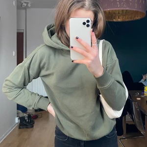 Khaki Grön Hoodie - Skit snygg hoodie i storlek S från Pull&Bear, den är i fint skick men saknar snören. Säljer då den bara hänger i garderoben