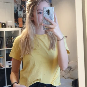 Gul tröja med tryck från bikbok - Står "sunrise" i gul tråd på tröjan