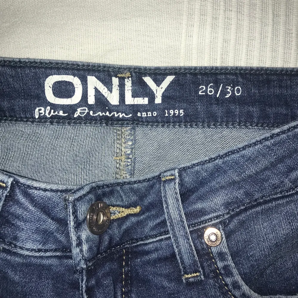Blåa jeans med slitningar från Only, strl W26L30 men skulle säga ca XS (kortare i modellen). Köpare står för frakt. Jeans & Byxor.