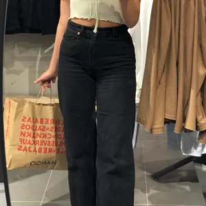 Svara vida Jeans  - Säljer mina favorit svarta jeans nu för att dom tyvärr har blivit för små. Dom är storlek 27 och är ifrån monki, 27=S. Själv är jag 170 och dom är en perfekt längd på mig. Nypris 400kr 
