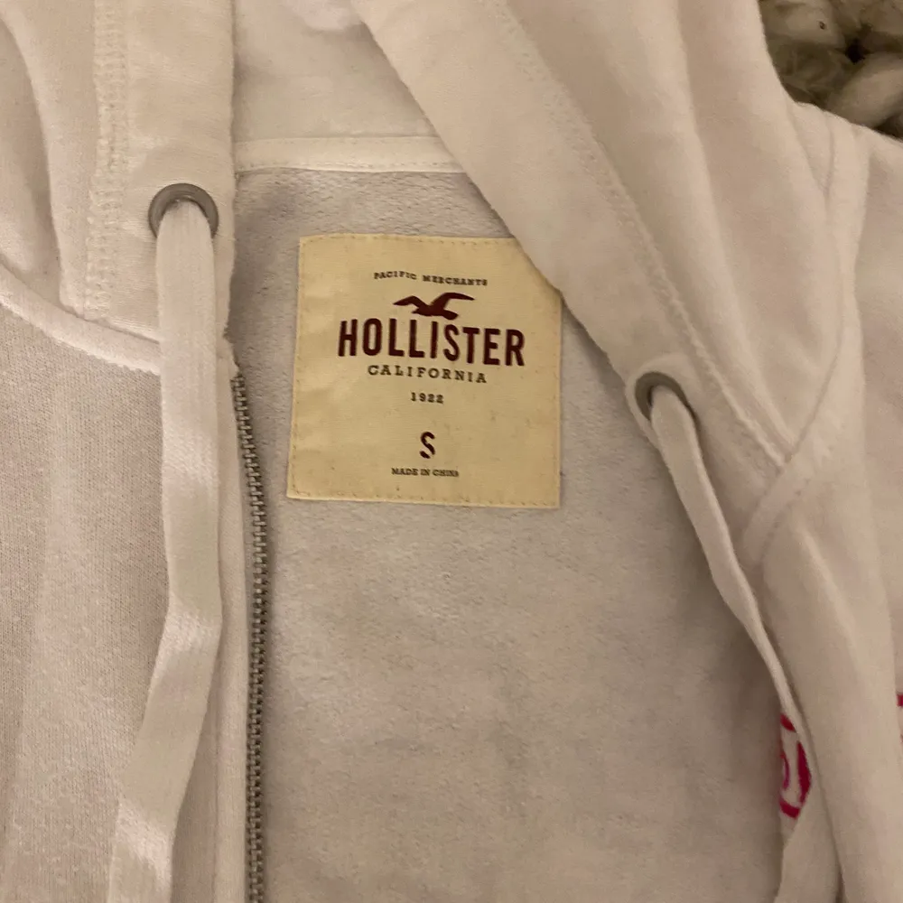 Vit kofta från hollister. Den har rosa detaljer och i välldigt bra skick . Tröjor & Koftor.