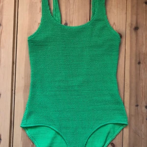 Baddräkt från monki strl S - En grön ribbad baddräkt från monki med öppen rygg. Storlek S-M. Fint skick. Ord pris 200kr. Säljer för 50kr + frakt