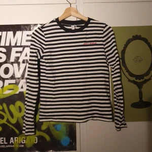 Randig tröja från & other stories - Svart vit randig långärmad tröja från other stories. Mycket bra skick. Liten i storleken. Köparen står för frakten. Samfrakt erbjuds.