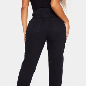 Black shape mom jeans, storlek 8 = 36 - Jeansen är helt nya och har aldrig använts (finns även prislapp på), anledningen till att jag säljer de är eftersom de inte passade min stil. Byxorna sitter tight vid midjan och löst vid låren, och är vikna vid slutet. Byxorna får dina höfter att se större ut och midjan mindre. Modellen i bilden är runt 165. *OBS bilderna är ej på mig, skriv privat till mig så skickar jag*  INGEN RETUR