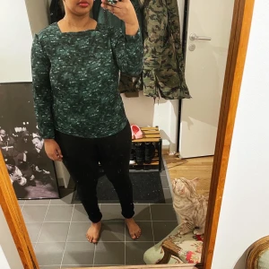 Blus - Blus med bar rygg + guldkedja från Carin Wester. Små axelvaddar och fyrkantig urringning. Aldrig använd.  Strl 40. 80 kr + frakt tillkommer. 💐