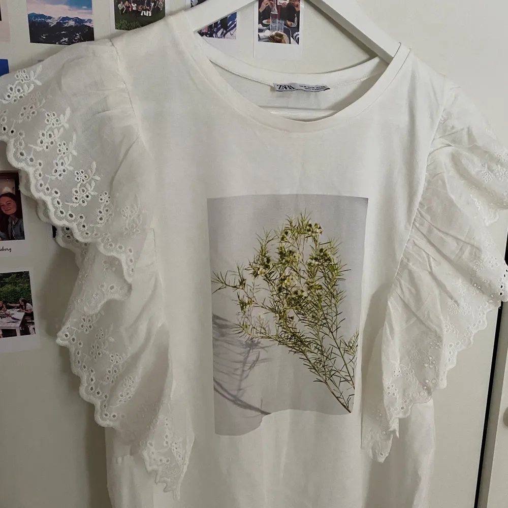 Söt t-shirt med broderade volangärmar. Använd 1 gång🌟. T-shirts.