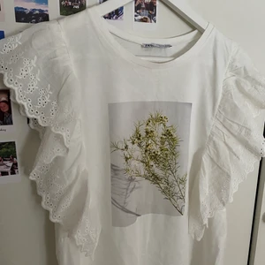 T-shirt - Söt t-shirt med broderade volangärmar. Använd 1 gång🌟