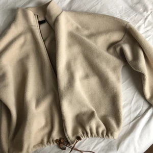 mysig tröja - Köpt här på plick, i fint skick🤍🤎