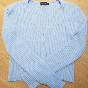 Topp - Fin kofta i kort modell, lite använd.Hund i hemmet!