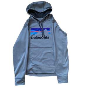 En fin patagonia hoodie som inte går få tag på längre. (LIMITED) Den är aldrig använd 🌄🌄🌄🤩 Pris 300 + frakt  ✅✅  !!!!buda från 300!!!!