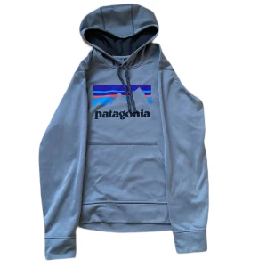 Patagonia tröja limited - En fin patagonia hoodie som inte går få tag på längre. (LIMITED) Den är aldrig använd 🌄🌄🌄🤩 Pris 300 + frakt  ✅✅  !!!!buda från 300!!!!
