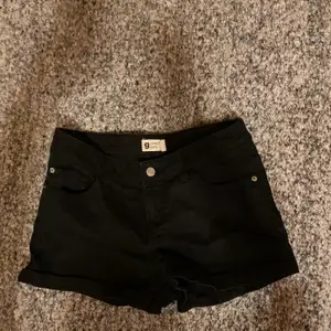 Ett par fräscha och svarta jeansshorts. Säljes för 20kr, frakt tillkommer. ✨💕🥰