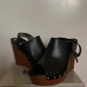 Bruna/Svarta kilklackar - använda ca 4 ggr Klack: 12 cm FRAKT TILLKOMMER (KOLLA BIO)