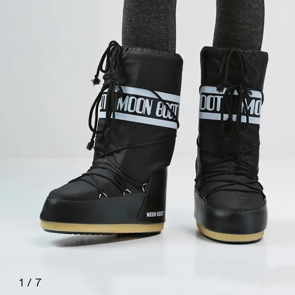 Svarta moon boots i strl 39-41, säljer pga köpte i fel storlek men är använda ett fåtal gånger!!!! Så i nyskick och är superfina och supervarma!! Perfekta nu när det är snö ❤️ Nypris: 1015 kr . Skor.