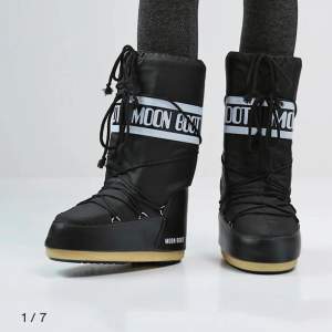 Svarta moon boots i strl 39-41, säljer pga köpte i fel storlek men är använda ett fåtal gånger!!!! Så i nyskick och är superfina och supervarma!! Perfekta nu när det är snö ❤️ Nypris: 1015 kr 