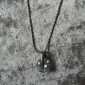 Halsband - Halsband med sött hänge.