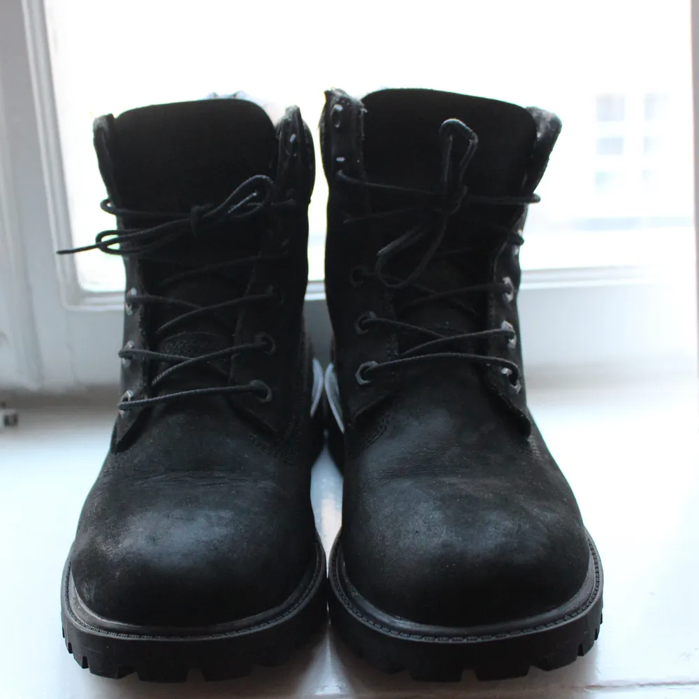 Timberland worn once (as you can see on the sole, they are as new)! They are super comfy and really good for the winter! The size is 39. Sold at 1999kr on the website, those one I propose at 1000kr but it is negotiable, feel free to send a message with a proposal ☺️. Skor.