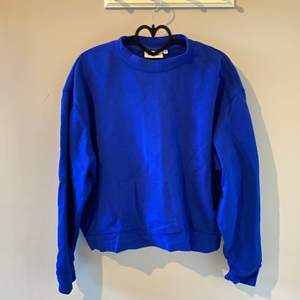 Fin blå sweatshirt från Weekday i storlek xs, passar även en s. Superfint skick, knappt använd. Säljer för 120kr inklusive frakt!! Skynda fynda