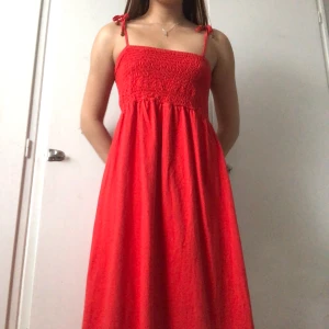 Röd klänning - Söt röd klänning köpt i somras 