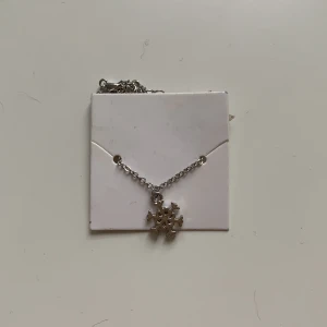 Halsband - Snöflinga halsband från guldfynd. Aldrig använt. 30kr plus frakt på 11