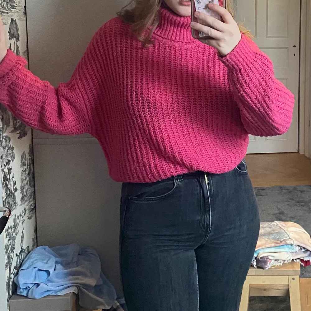 Pink knitwear from Ginatricot, worn about 8 times and is in good condition. Fits oversized on s/m/l. Price negotiable if quick (original price 450). Stickat.
