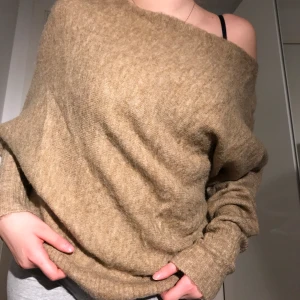 KIOMI stickadtröja S/M - Inte den tjockaste stickadtröja jag har haft, men den är fortfarande as varm. Har aldrig använt den, vet inte riktigt varför.