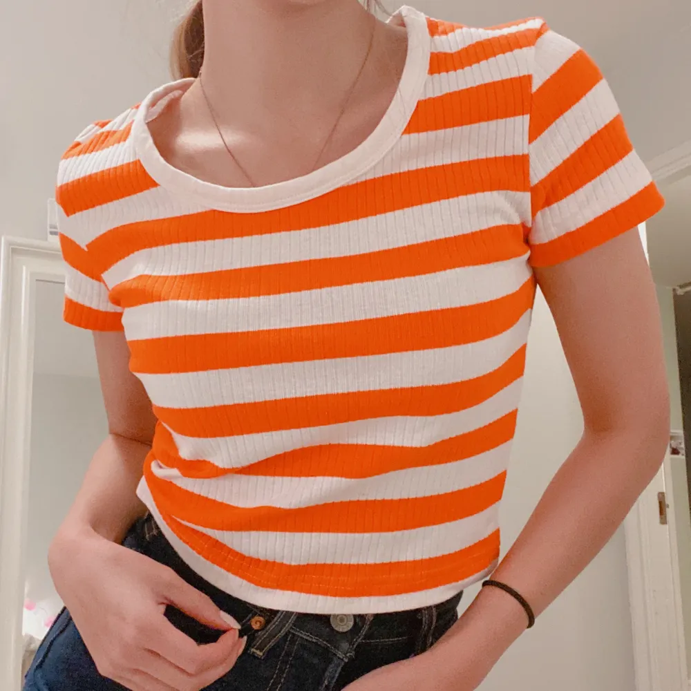 splitterny vit-orange randiga weekday top med prislapp på och allt! absolut älskar denna typ av modell och fit! 😍🧡 fick t-shirten från mamma, men det är tyvärr inte riktigt mina färger. ✨ SKA FLYTTA UTOMLANDS SÅ ALLT MÅSTE BORT INNAN 17 MARS ✨ . Toppar.