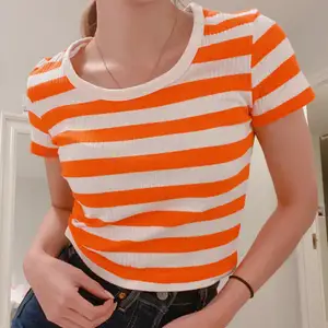 splitterny vit-orange randiga weekday top med prislapp på och allt! absolut älskar denna typ av modell och fit! 😍🧡 fick t-shirten från mamma, men det är tyvärr inte riktigt mina färger. ✨ SKA FLYTTA UTOMLANDS SÅ ALLT MÅSTE BORT INNAN 17 MARS ✨ 