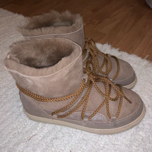 Vinter boots Dam - Säljer ett par jättesfina skor i färgen beige från märket ”Foot News” I strl 38. Säljer då jag köpte fel storlek. Endast provat dom på. Är i nyskick.  Påminner om ett par uggs med snörning. Dom är även fodrade med ull. Nypris är 1200