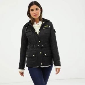 Barbour jacka fodrad  - Fodrad barbour jacka som sjävklart är äkta! Köpt på Nk för 3000:-, har använt den 2 ggr så mycket så skicket är som ny! Om du har frågor är det bara att skriva privat till mig :) passar dig som har storlek S eller XS  jackan är fodrad så den håller extremt varmt, perfekt till vintern eller höst/vår. 