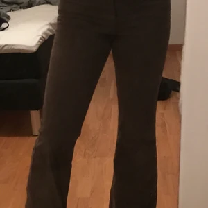 Bruna Flare manchester - Jätte fina bruna Manchester som tyvärr är för små, sitter inte lågmidjat men inte heller högmidjat ungefär precis under naveln. Storlek 38 men små i storleken eftersom jag är det i vanliga fall. Om det är stort intresse blir det budgivning i kommentarerna:)