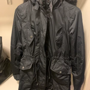 Jacka från Zara storlek Small - Fin vinterjacka/vårjacka från Zara. Går att ta av och på fuskpälsen. Budgivning från 50kr. Ledande bud: