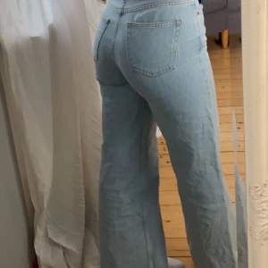 Jeans  - Säljer dessa jeans från junkyard,säljs eftersom de är förstora för mig runt midjan och vid rumpan.Jag har klippt slits i byxorna,jag är 170cm och är perfekt lång för dem som inte vill gå på byxorna! (Köparen står för frakten)