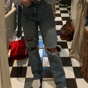 INTRESSEKOLL!!!  - Populära 90s high waist jeans från Gina Tricot i nyskick. Lite för små för mig så funderar på att sälja. Buda från 200kr i kommentarerna eller skriv privat. Budgivningen avslutas 20/1
