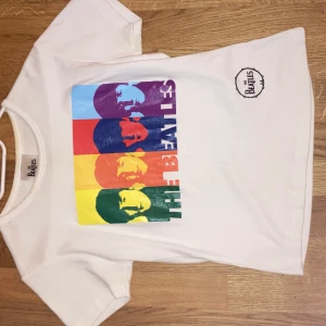 The beatleströja - As cool beatles tröja som är köpt från en loppis i England där dem bara sålde gamla band ”merch” och sådant:) I andra bilden kan det se lite gult ut men den är fortfarande kritvit och aldrig använd! Skriv gärna om ni vill ha fler bilder eller så💓💓