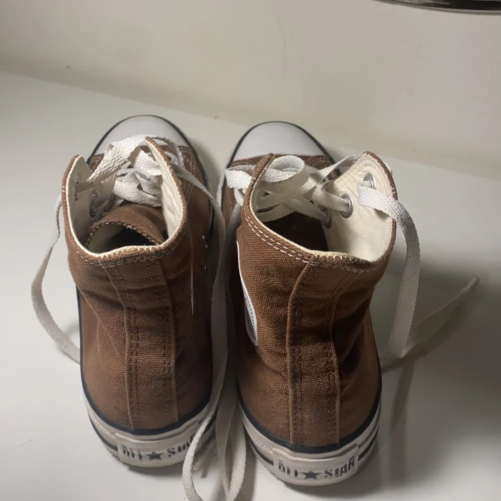 ‼️ENDAST INTRESSEKOLL‼️ Funderar på att sälja mina sjukt snygga, trendiga bruna converse☺️ Köpta här på Plick men var tyvärr lite små🥺 Buda i kommentarerna från 300kr 🥰 Skriv om ni har några frågor (köparen står för frakten). Skor.