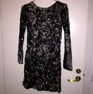  - Glitterklänning 