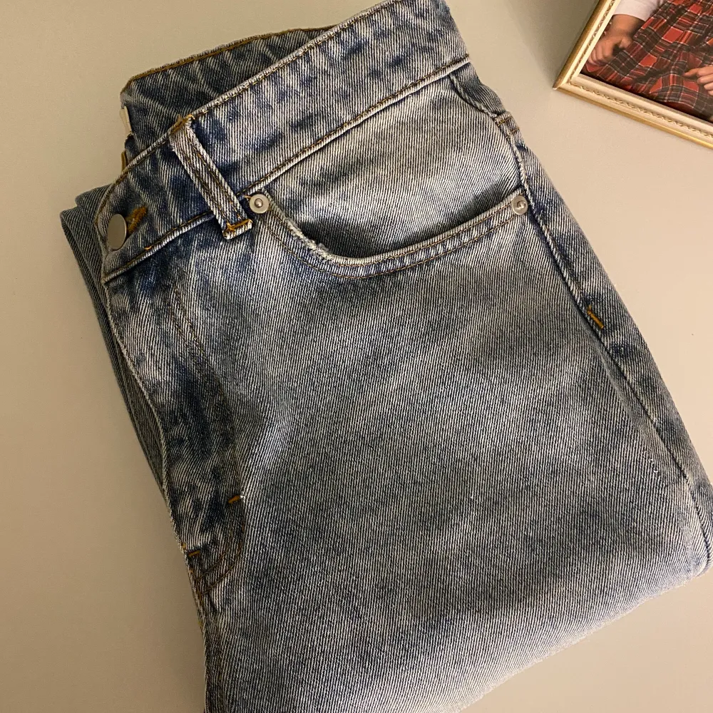 Jätte fina blå jeans i jätte bra skick. Köpte dem på Plick men säljer dem då dem är förstora för mig. Jeans & Byxor.