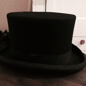  - Helt ny cylinderhatt. Inköpt för några år sen, endast använd en gång.  Väldigt fint skick i 100% ull. Köptes på Beyond retro.